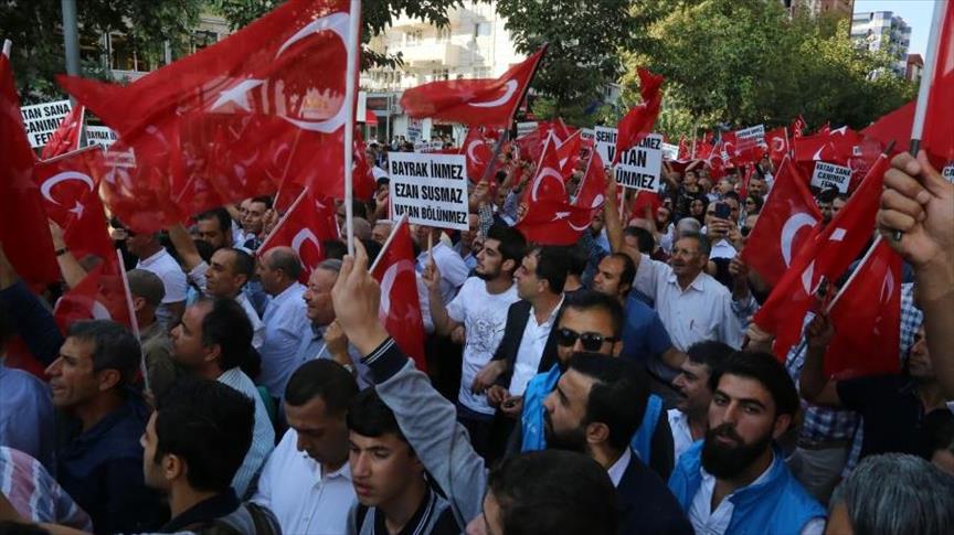 آلاف الأتراك يخرجون في مسيرة تنديدا بتفجير “باطمان” الإرهابي