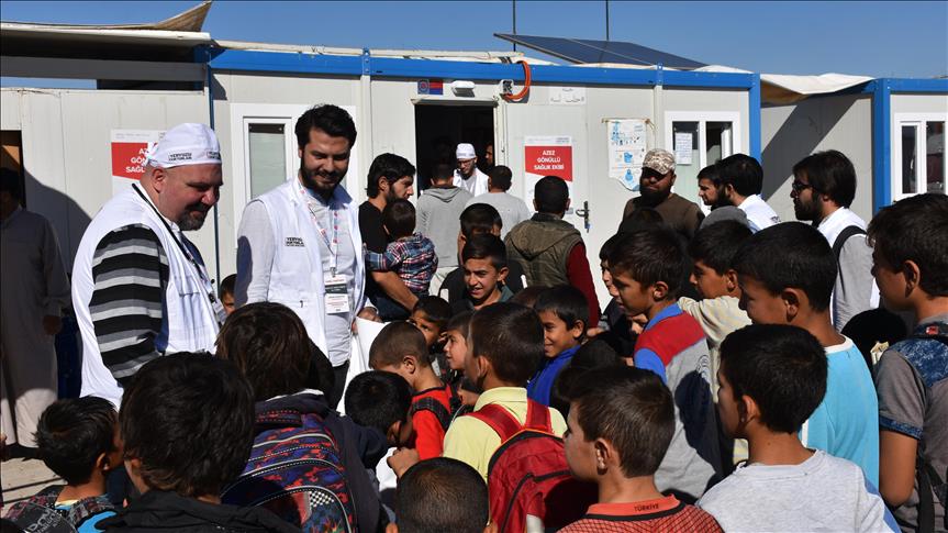 أطباء أتراك يتطوعون لمعالجة نازحين في أعزاز السورية