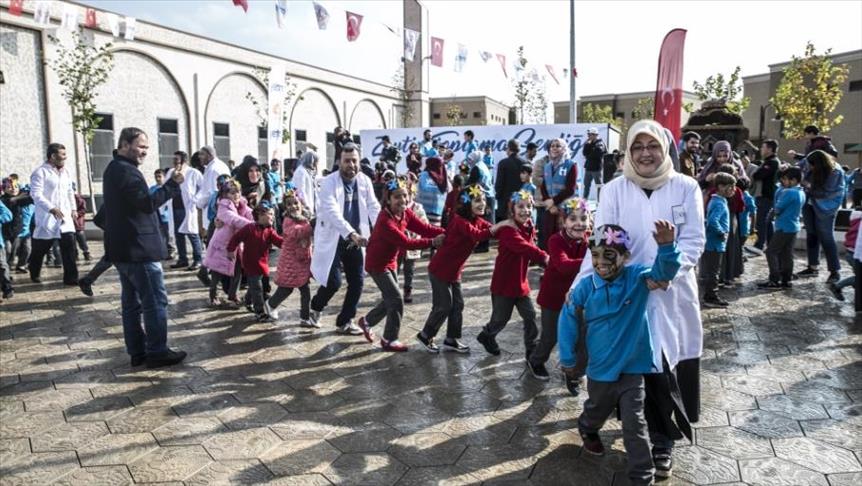 مهرجان ترفيهي للأيتام السوريين في ريحانلي التركية