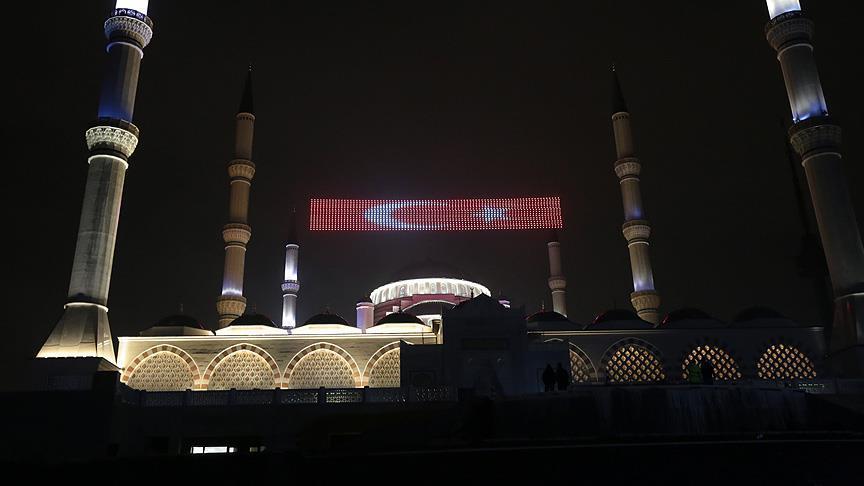 احتفاء بالمولد النبوي.. أكبر مساجد إسطنبول يتزّين بأضواء “المَحيا”
