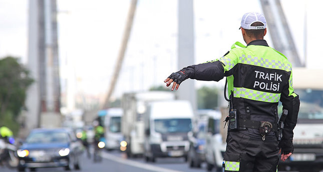 İstanbul Trafik Şube Müdürlüğü ekipleri, Fatih Sultan Mehmet (FSM) Köprüsü Asya çıkışında bayram tatili öncesi şehirler arası yolcu otobüsleri ve sürücülere yönelik uygulama yaptı. (İsa Terli - Anadolu Ajansı)