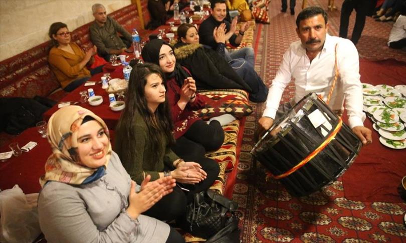 زوار “أورفة” التركية يحيون لياليهم بـ”الأمسيات التراثية”