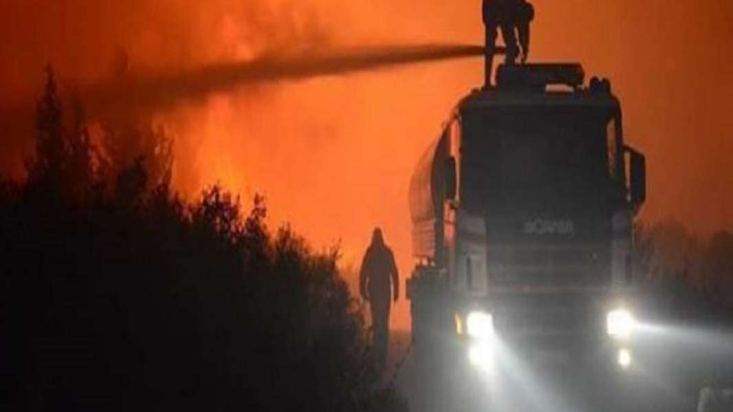 اندلاع حريق ضخم في مسقط رأس “الأسد” (فيديو)