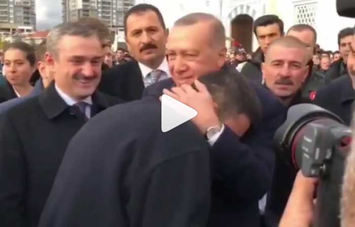 لقطة طريفة جديدة للرئيس أردوغان مع شخصية تركية شهيرة تنتشر كالنار في الهشيم (شاهد)