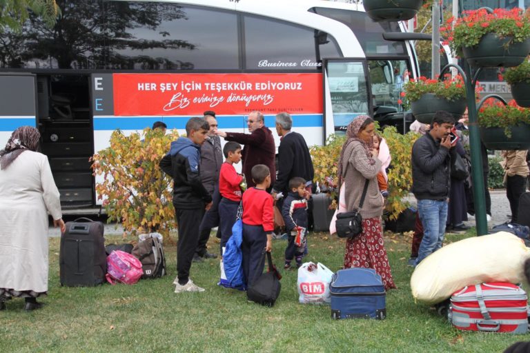 بالصور .. مسؤول تركي يكشف عن عدد السوريين في إسطنبول المقدمين للعودة
