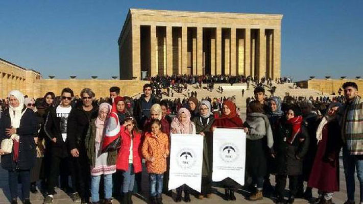 طلاب سوريون وعوائهم يزورون مزار أتاتورك في العاصمة أنقرة