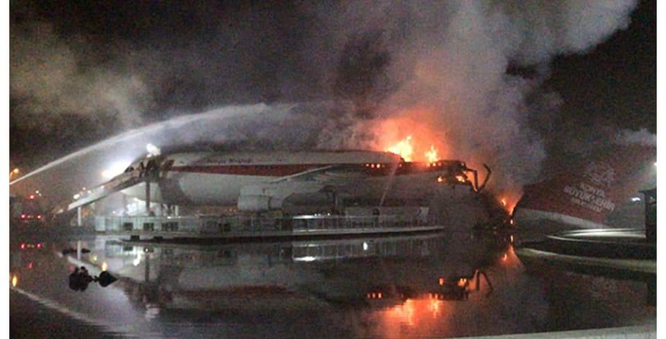 تركيا: حريق كبير يلتهم مطعم الطائرة في قونيا
