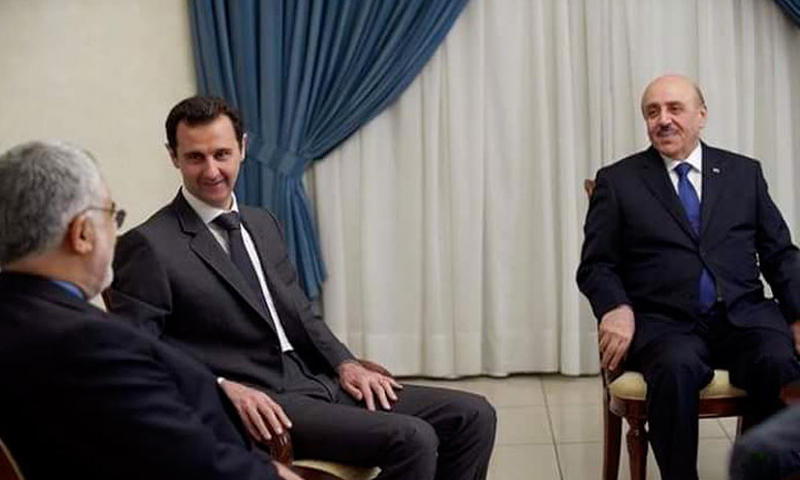 علي مملوك إلى جانب بشار الأسد 