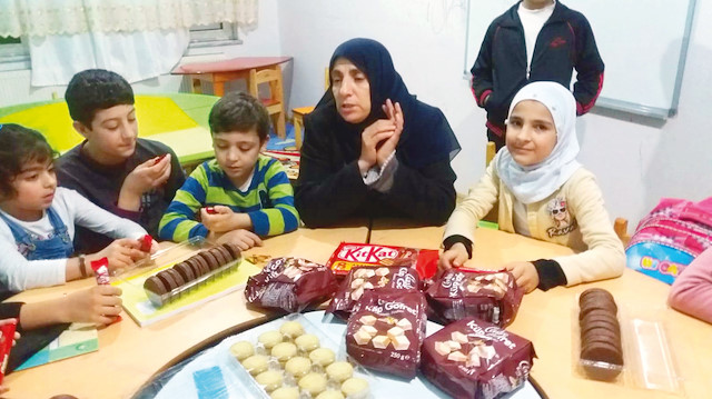 الإعلام التركي يسلط الضوء على سيدة سورية ترعى الأطفال والمحتاجين