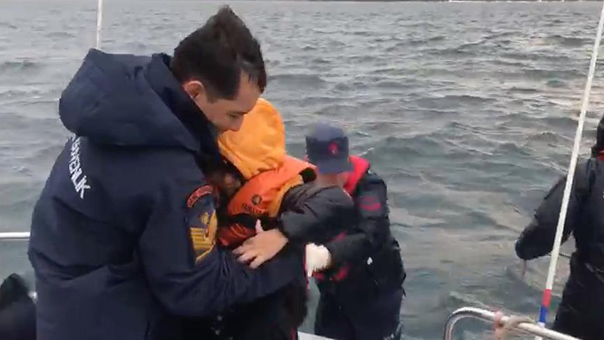 خفر السواحل التركي ينجح بانتشال 44 مهاجر علقوا في جزيرة غير مأهولة