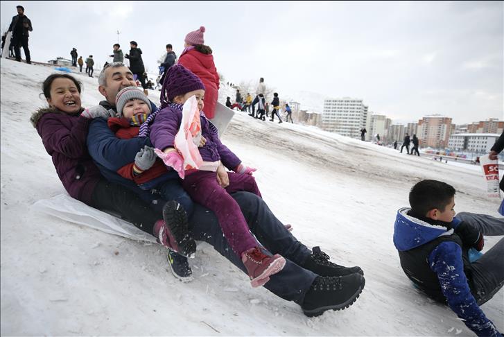 الثلوج تبعث البهجة في نفوس أطفال قيصري التركية