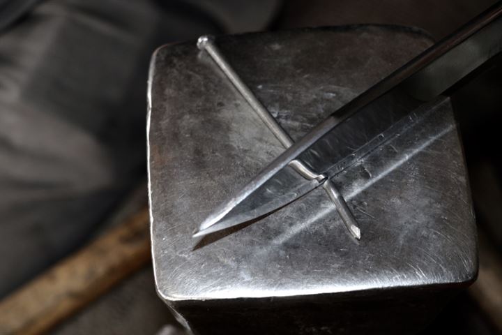 سويسرا تستورد السكين الذي يقطع الحديد من تركيا (صور)
