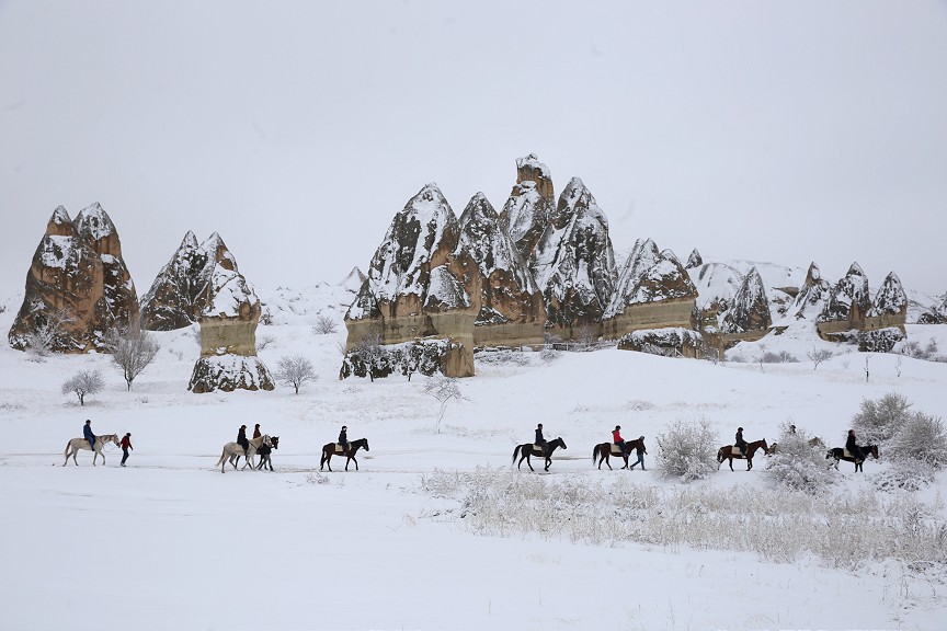 تركيا.. تزلج وأحصنة فوق الثلج بـ”كابادوكيا” الشهيرة
