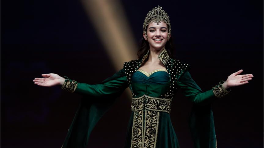 أزياء القصور العثمانية تعرض في مسابقة ملكة جمال الكون