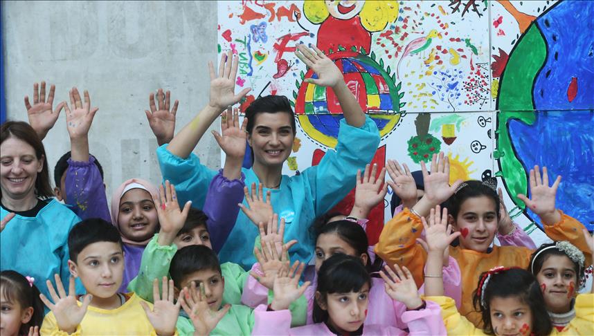 “لميس” تشارك الأطفال السوريين فرحتهم في المتحف