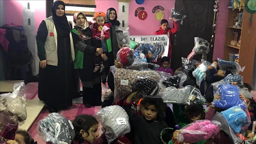 “الإغاثة التركية” توزع مساعدات للأطفال في هذه المدينة السورية