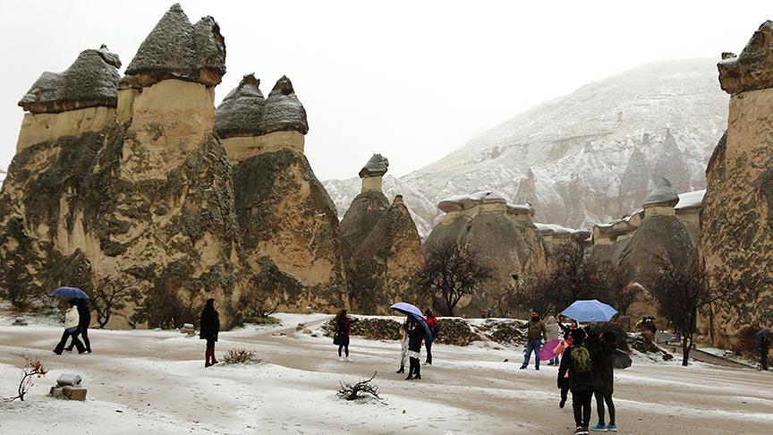 السياح يستمتعون بالثلج في كبادوكيا التركية