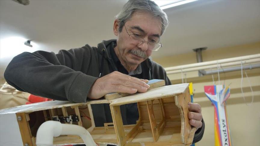 بروفيسور تركي يحقق حلمه في تصميم 100 نموذج طائرة