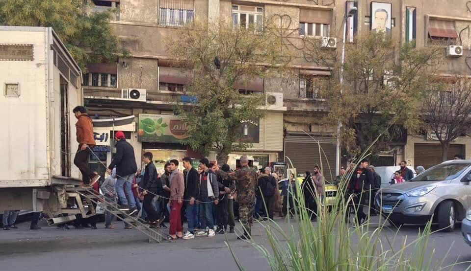 “نظام الأسد” يسوق الشباب إلى التجنيد مكبلين في السلاسل – صورة تثير ردود فعل ساخطة