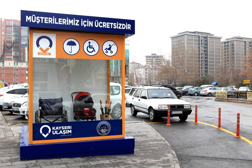 بلدية قيصري التركية تطلق خدمة غرف الكرسي المتحرك وعربات الأطفال والمظلات