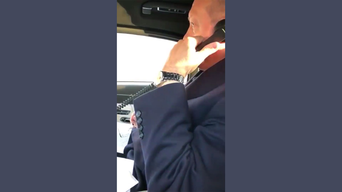 لقطة قصيرة للرئيس أردوغان داخل سيارته تنتشر بشكل واسع (شاهد ماذا يفعل)