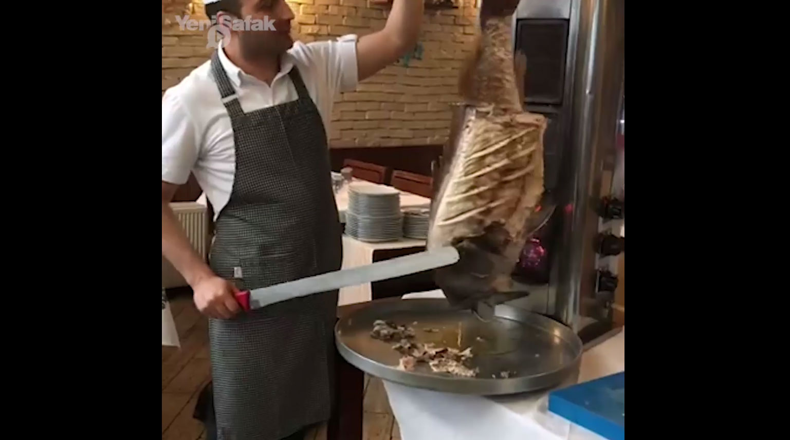أحدث إبتكارات المطبخ التركي .. “شاورما السمك” .. فهل تذوقته ؟ (فيديو)