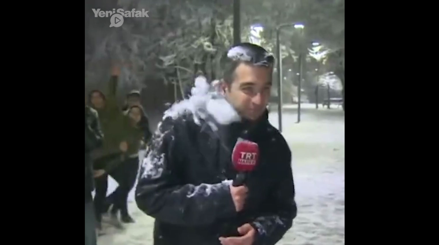 فيديو متداول في تركيا .. كرة ثلج مفاجئة لمراسل TRT