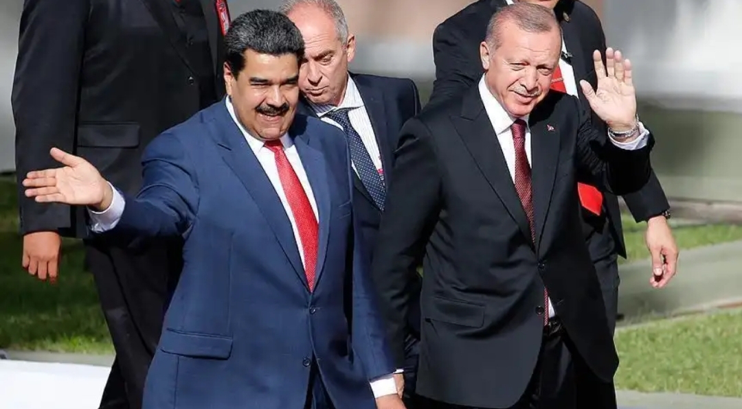 أردوغان يتفاجئ من طريقة استقبال مادورو له (فيديو)
