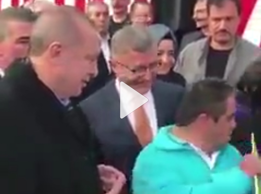 لقطة قصيرة للرئيس أردوغان مع هذا الشاب تحصد ملايين الاعجابات .. شاهد ماذا دار بينهما (مترجم للعربية)