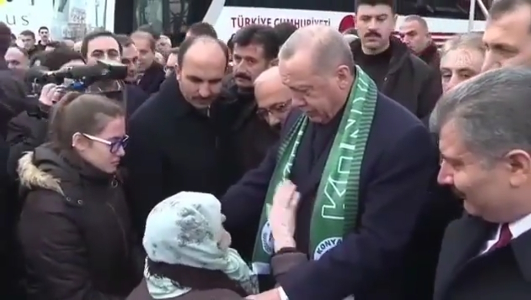 سيدة مسنة تلتقي بالطيب #اردوغان بعد انتظار وتقول له (شاهد)
