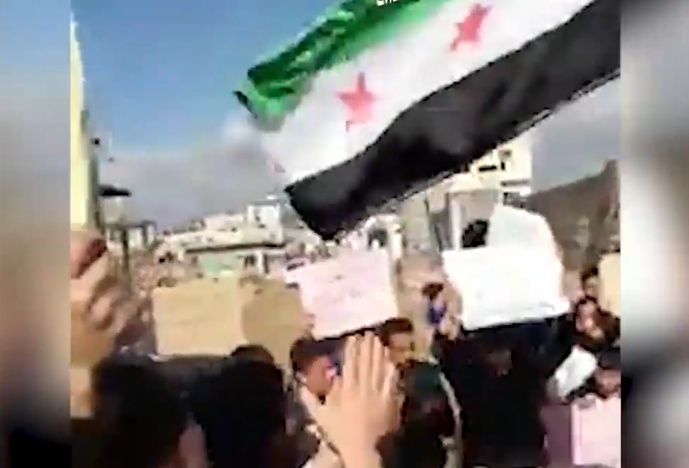 مظاهرة في درعا تحمل علم الثورة وتطالب باسقاط النظام (فيديو)