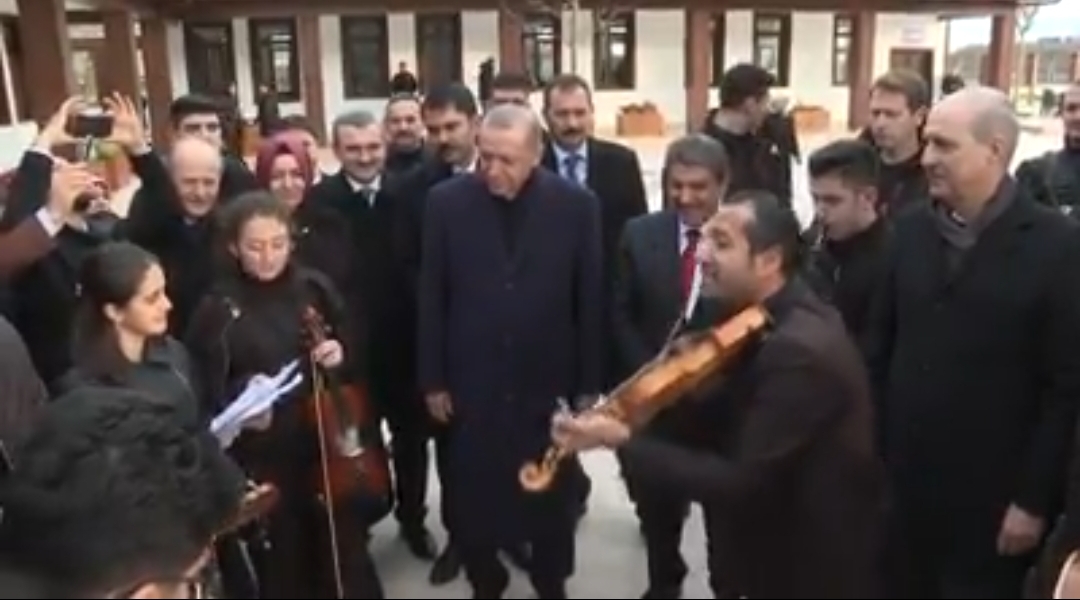 فرقة موسيقية تفاجئ الرئيس أردوغان وسط الطريق بعزف أغنيته المفضلة (شاهد)
