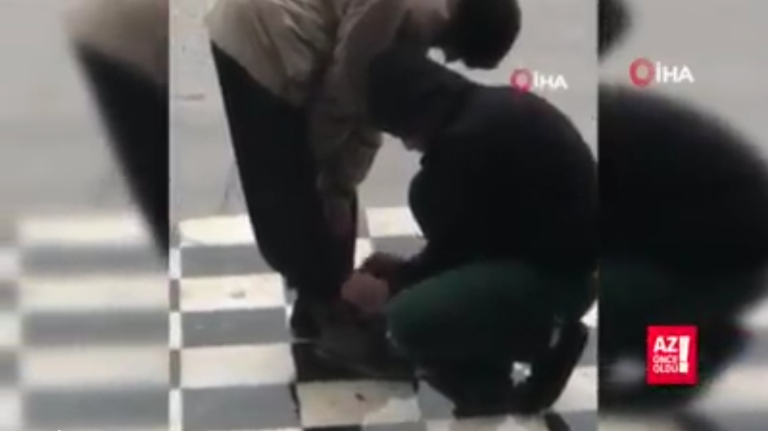 شاب سوري يشعل قلوب الأتراك .. قام بربط حذاء مسن تركي وسط الطريق .. والأتراك يصفوه بالشاب النبيل (شاهد)