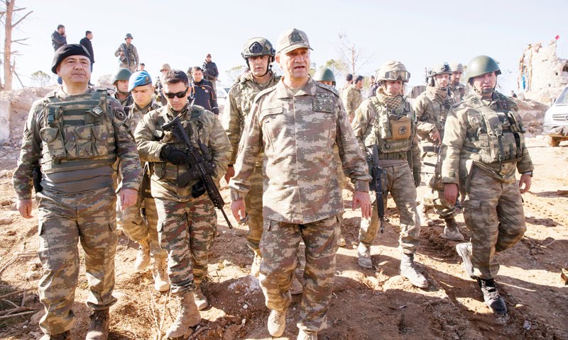 قائد معركة عفرين يصل إلى الحدود مع سوريا