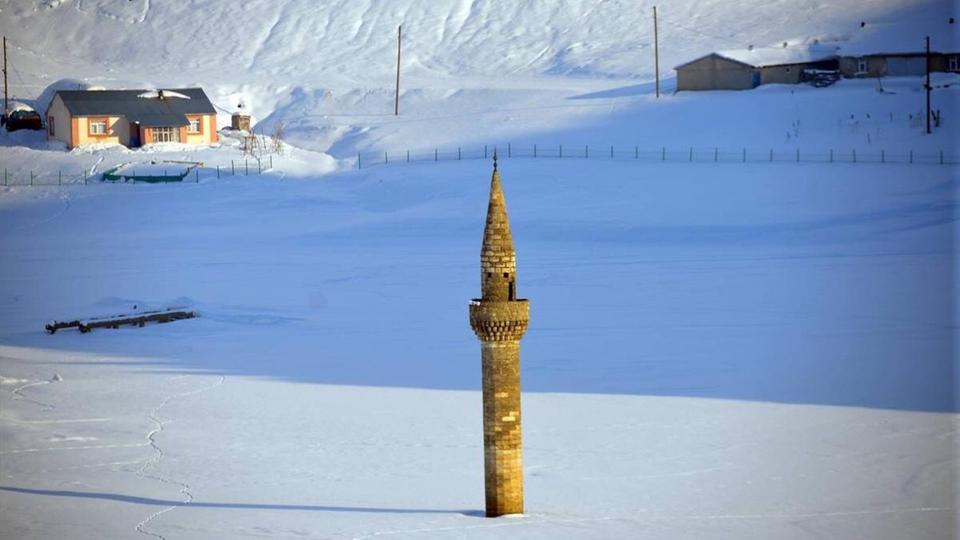 المئذنة التي لم تغطها الثلوج في تركيا