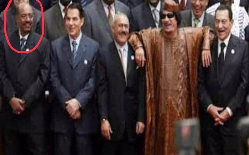 هل ينضم الرئيس السوداني إلى زملائه في الصورة؟
