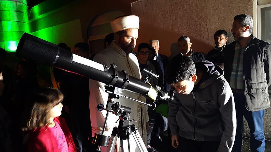 إمام تركي يضع تلسكوبا في المسجد