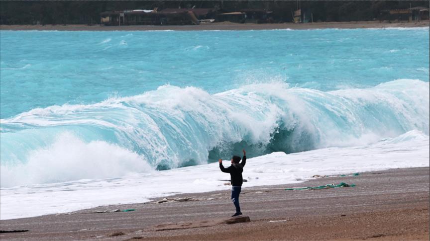 أمواج “أولو دينيز” التركوازية تجذب هواة التصوير في موغلا التركية