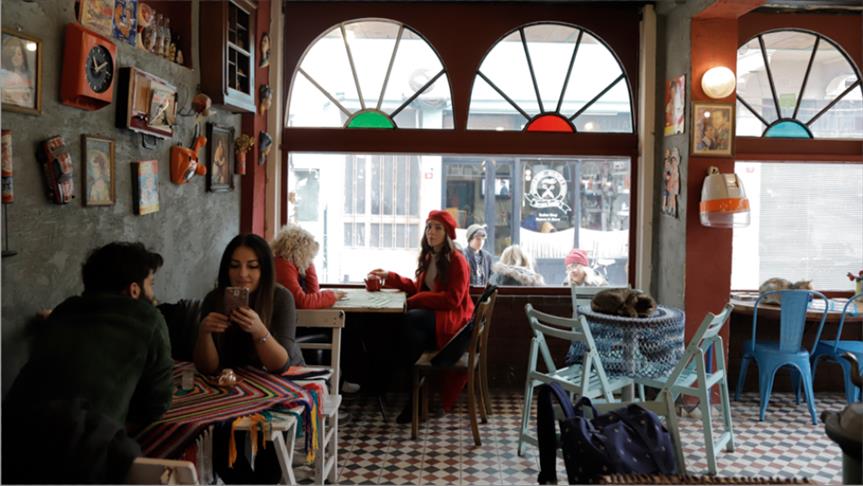 إسطنبول.. المقاهي العثمانية في “بلاط” ترحل بك الى الماضي