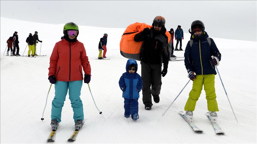 مركز “يالنيز تشام” يوفر لزواره التزلج والطيران المظلي خلال العطلة الانتصافية