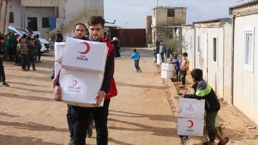 الهلال الأحمر التركي يوزع طرودا غذائية على عائلات سورية