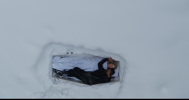 مطرب تركي شهير يبكي حبيبته في قبر وسط الثلوج