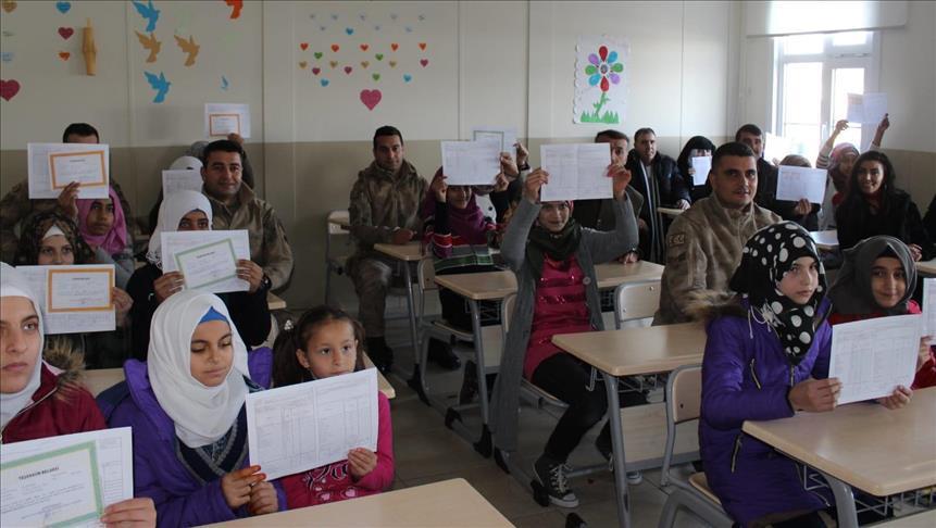 طلبة سوريون في تركيا.. شهادات نجاح ترسم لوحات فرح