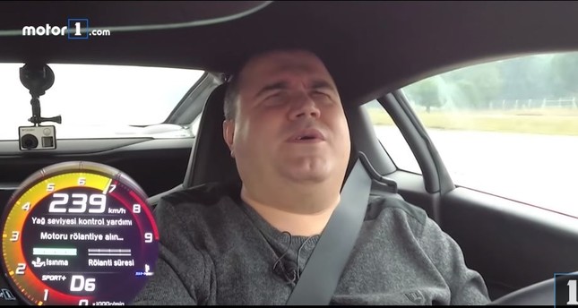 كفيف تركي يقود سيارة بسرعة فائقة (فيديو يحصد آلاف المشاهدات)