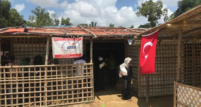 في مخيم للاجئين.. أطباء أتراك يجرون عملية حرجة لتوأمين في بطن أمهما