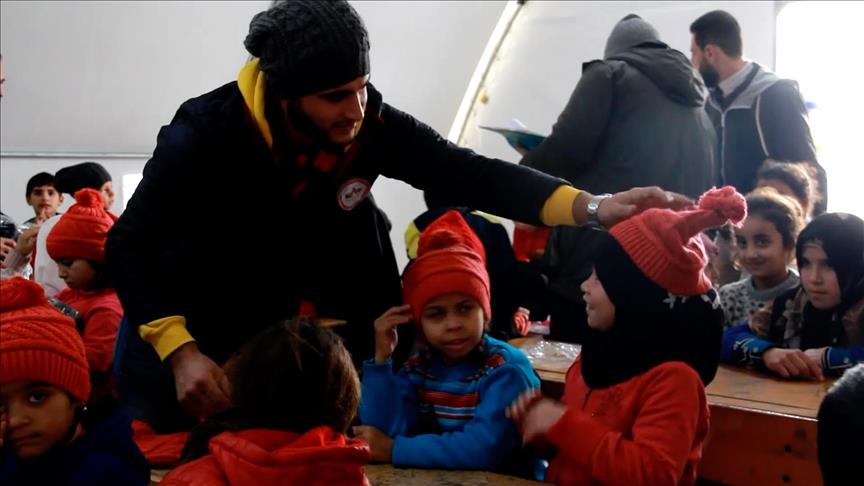 جمعيات تركيا تواصل تدفئة السوريين من برد الشتاء