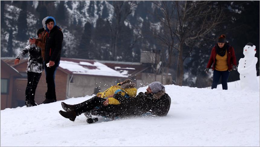 هضبة “أيدر” التركية تستقطب الزوار بعد تساقط الثلوج