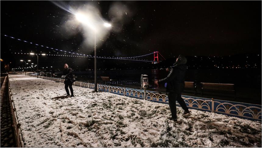 هطول الثلوج في محيط البوسفور يُخرج سكان إسطنبول ليلا للاستمتاع