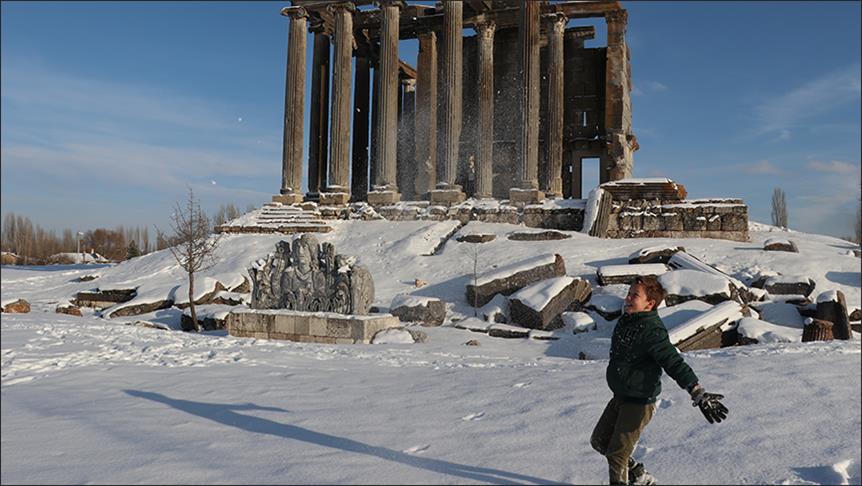 الثلوج تغطي معبد زيوس في كوتاهية التركية