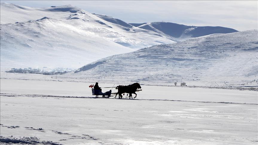 “تشلدر” التركية.. متعة التزلّج على سطح البحيرة بعرباتٍ تجرّها أحصنة